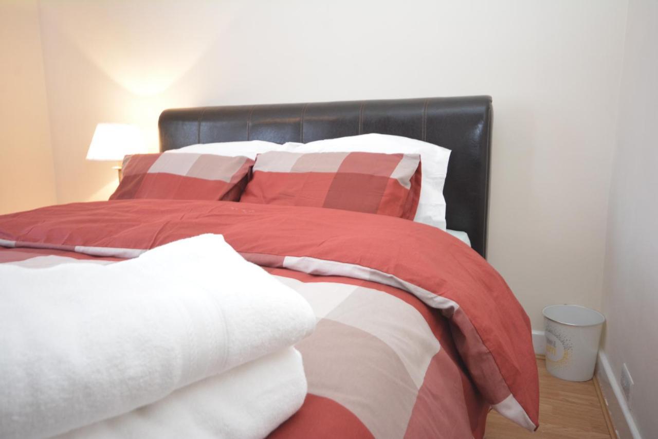 London Luxury 5 Bedroom House 2 Min Walk To The Tube Station Dagenham Zewnętrze zdjęcie
