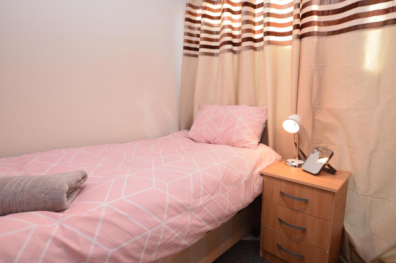 London Luxury 5 Bedroom House 2 Min Walk To The Tube Station Dagenham Zewnętrze zdjęcie