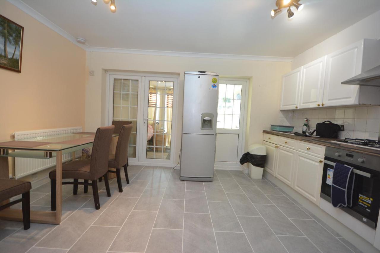 London Luxury 5 Bedroom House 2 Min Walk To The Tube Station Dagenham Zewnętrze zdjęcie