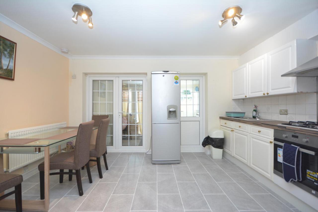 London Luxury 5 Bedroom House 2 Min Walk To The Tube Station Dagenham Zewnętrze zdjęcie