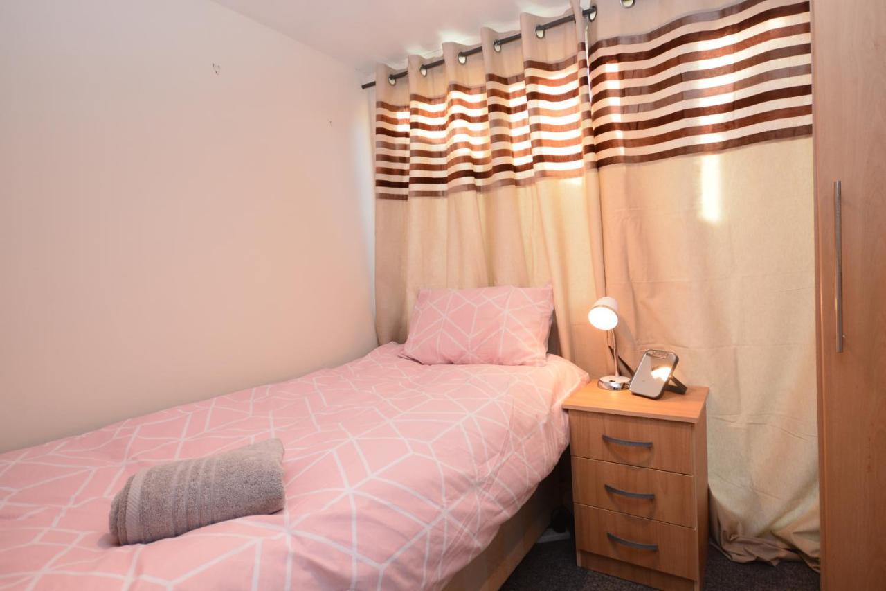 London Luxury 5 Bedroom House 2 Min Walk To The Tube Station Dagenham Zewnętrze zdjęcie