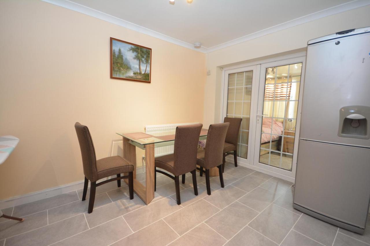 London Luxury 5 Bedroom House 2 Min Walk To The Tube Station Dagenham Zewnętrze zdjęcie