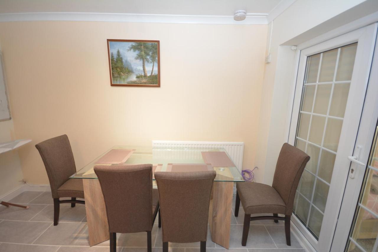 London Luxury 5 Bedroom House 2 Min Walk To The Tube Station Dagenham Zewnętrze zdjęcie