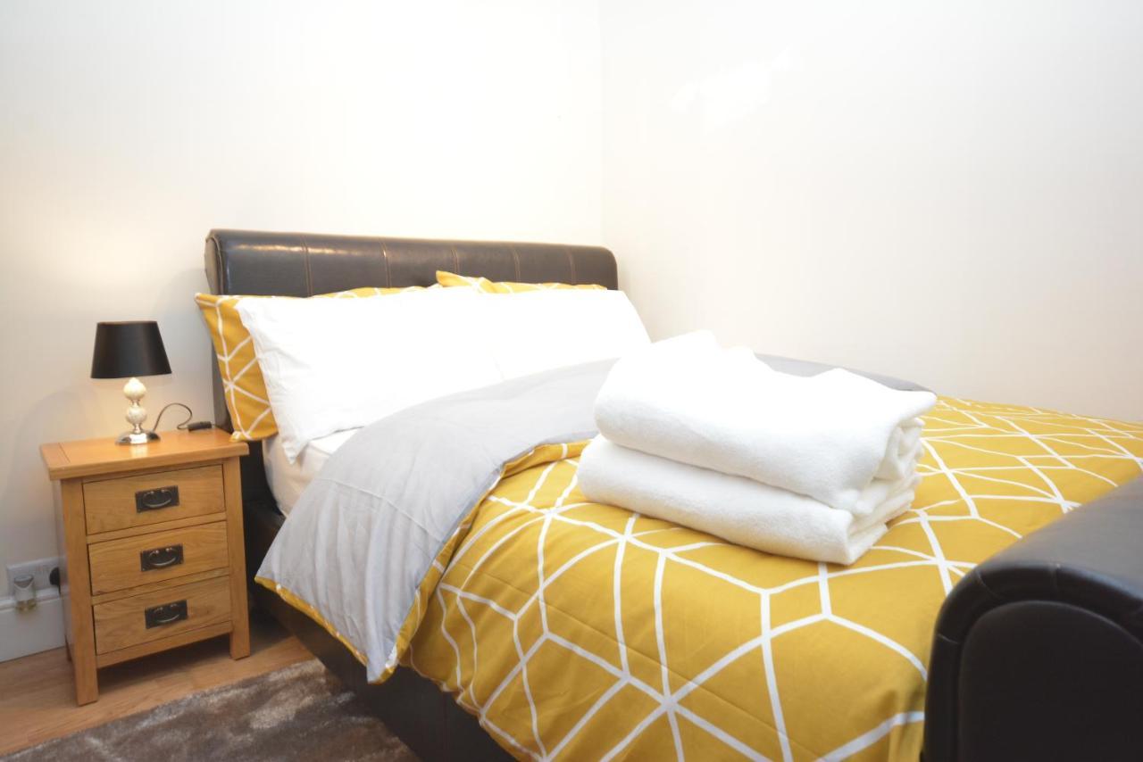 London Luxury 5 Bedroom House 2 Min Walk To The Tube Station Dagenham Zewnętrze zdjęcie