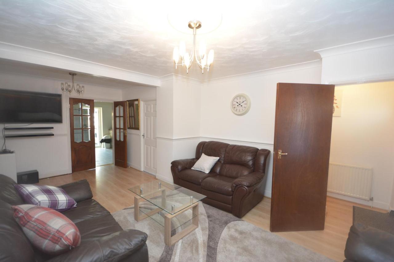 London Luxury 5 Bedroom House 2 Min Walk To The Tube Station Dagenham Zewnętrze zdjęcie