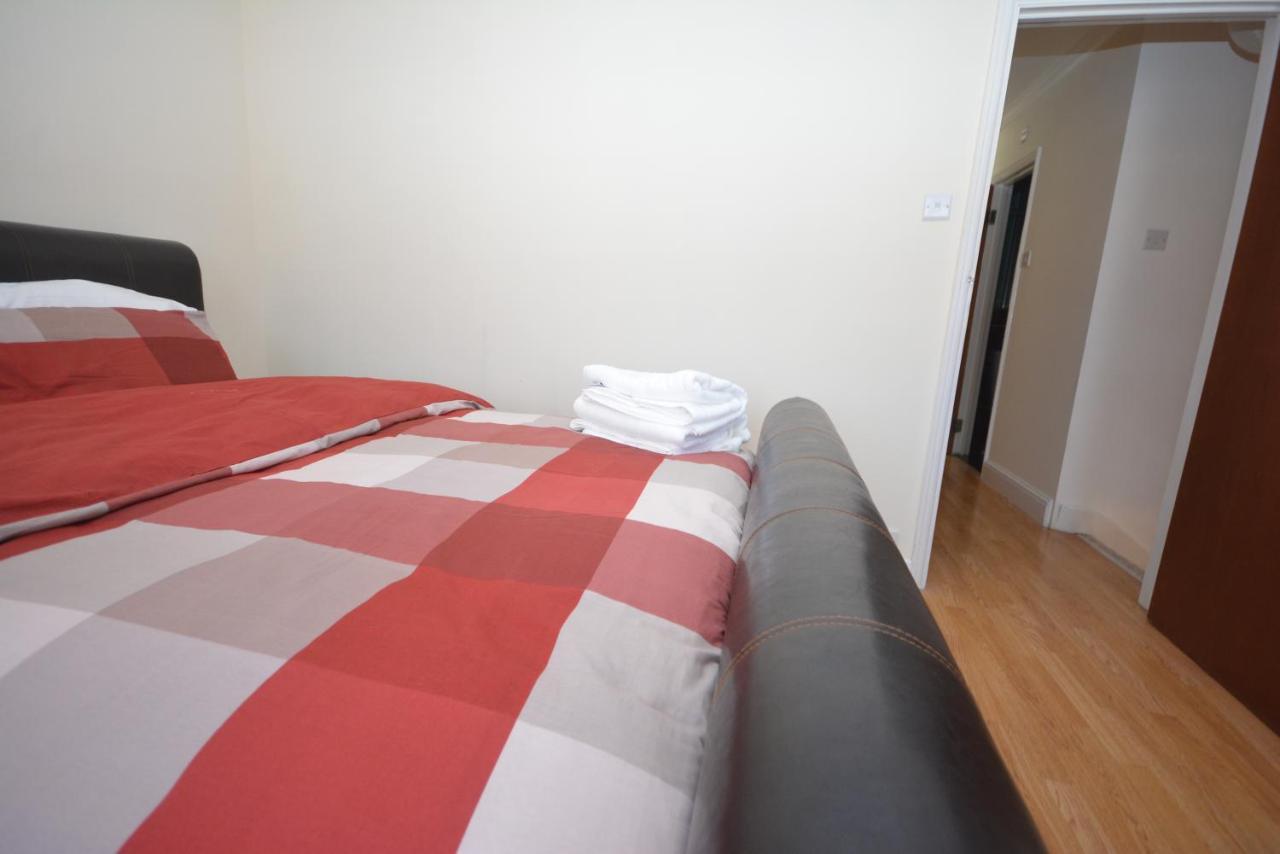 London Luxury 5 Bedroom House 2 Min Walk To The Tube Station Dagenham Zewnętrze zdjęcie