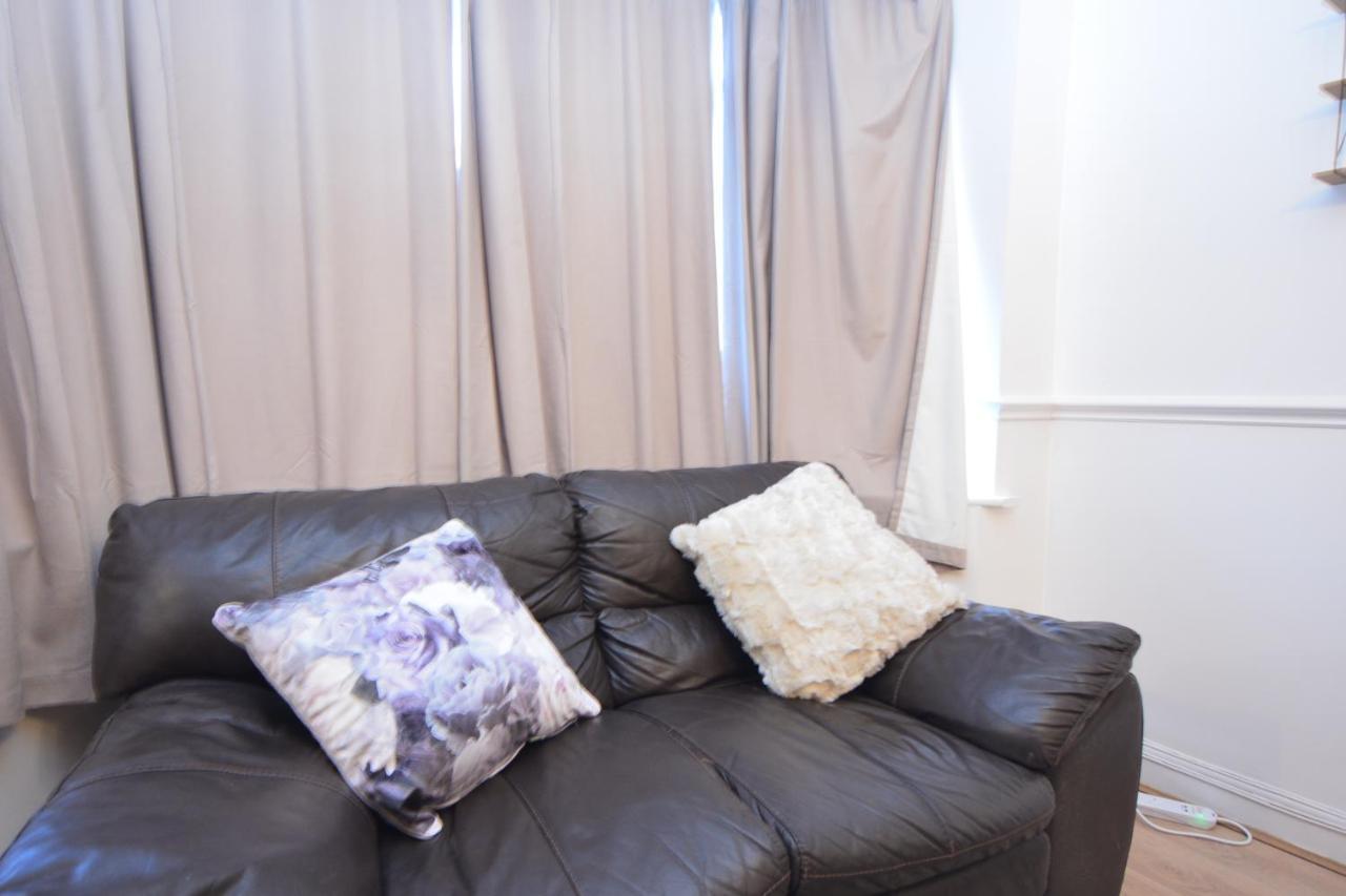 London Luxury 5 Bedroom House 2 Min Walk To The Tube Station Dagenham Zewnętrze zdjęcie