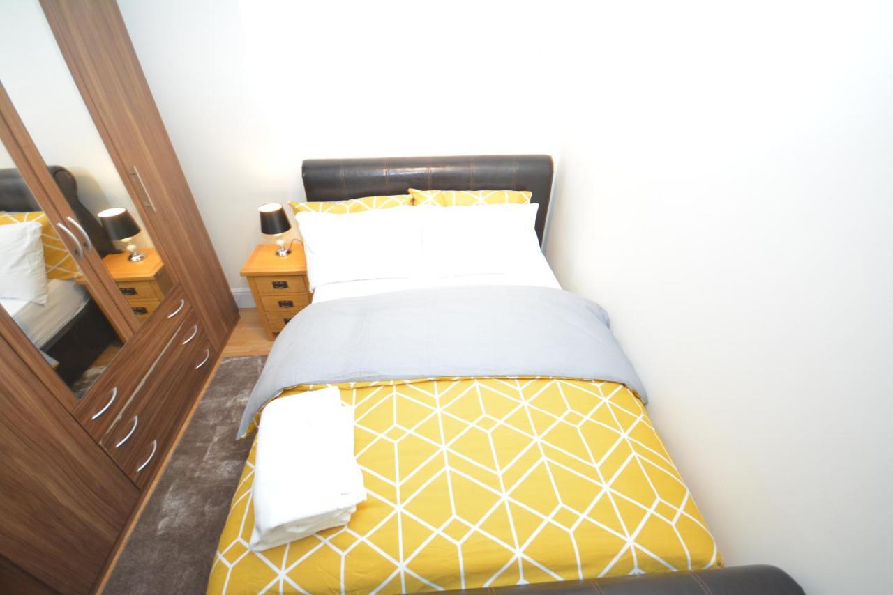 London Luxury 5 Bedroom House 2 Min Walk To The Tube Station Dagenham Zewnętrze zdjęcie